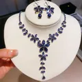 Detailopname van een prachtige blauwe zirkoon bloemen sieradenset met ketting en oorbellen - Ketting en oorbellen set / Paars