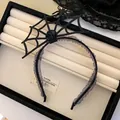 Detailansicht des Gothic Halloween Spinnennetz-Haarreifens mit Rose und Spitze - Stirnband mit schwarzer Rose
