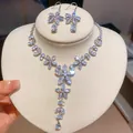 Detailopname van sprankelende zirkonia bloemenketting en oorbellen set op witte buste - Ketting en oorbellen set / Wit