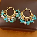 Dettaglio orecchini a cerchio vintage placcati oro con turchesi e nappe di perle - Clip per Orecchio con Nappa Vintage / Oro con Blu