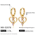 Detailansicht der herzförmigen Edelstahlohrringe mit lila Zirkonen und Größenangaben - Lila Herz-Stil (NB-E2076) / 18K-Gold