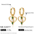 Detailansicht vergoldeter Herzohrringe aus Edelstahl mit grünen Zirkonia-Akzenten. - Grüner Herz-Stil (NB-E2077) / 18K-Gold