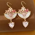 Dettaglio di orecchini vintage con angelo, cristalli a cuore rosa e fiori in smalto - Stile Gancio per Orecchio (HE35677) / Oro Rosa
