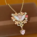 Dettaglio del ciondolo angelo d'oro con fiori smaltati e cristallo a cuore rosa - Stile Collana (HN13666) / Oro Rosa