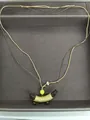 Handgemaakte etnische ketting met houten halve maan hanger en kleurrijk omwikkeld draad - Koffie & Groen