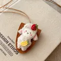 Primo piano di un ciondolo a forma di pecora in peluche fatto a mano su collana in pelle. - Stile Agnello(HN13624) / Collana-Marrone-Bianco