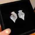 Gros plan de boucles d'oreilles fleur en zircon étincelant dans un écrin noir - Style Zirconia en Goutte (1#) / Argent