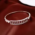 Vista dettagliata di un lussuoso bracciale rigido traforato rettangolare con zirconi - Argento