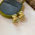 Goudkleurige creolen met verfijnde groene emaille vlinders op een fluwelen doosje - Emaille Vlinder Ring Stijl
