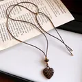 Détail du pendentif cœur rétro à motif léopard sur collier en cordon ajustable - Cœur / Marron