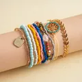 Gros plan d'un lot de 10 bracelets vintage en perles avec breloque feuille et arbre de vie. - Combinaison de Bracelet Or Multicolore / Ensemble de 10 pièces