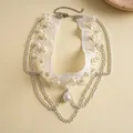 Detailansicht eines weißen Spitzen-Chokers mit Perlenakzenten und Kettenfransen - Weiß