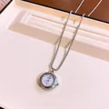 Elegante collana con ciondolo a orologio argento su un vassoio espositivo di lusso - Rotondo / Argento