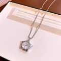 Elegante collana con ciondolo a orologio a stella d'argento su vassoio per gioielli crema - Pentagramma / Argento