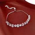 Détail d'un bracelet ajustable plaqué or 18k serti de zircons ovales scintillants - Argent-Blanc