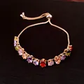 Vue détaillée d'un bracelet ajustable plaqué or 18k avec des zircons colorés. - Or-Multicolore
