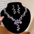 Détail d'un ensemble élégant de collier et boucles d'oreilles en cristal violet floral - Violet