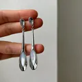 Détail de boucles d'oreilles pendantes minimalistes avec pierres œil-de-chat - Pendentif goutte d'eau long / Argent
