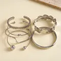Detailopname van een zesdelige set zilverkleurige onregelmatige geometrische armbanden - Set van 6 / Zilver