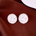 Detailansicht runder Vintage-Ohrringe mit Harzblumen und silberner Nadelbasis - Silber-Ohrstecker-Stil / Silber-Weiß