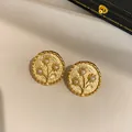Vintage goldene Ohrstecker mit geprägten Blumenmustern und Perlen für Damen - Silber-Ohrstecker-Stil / Gold-Weiß