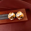 Détail de boucles d'oreilles en plaqué or 18k avec perle, zircon et oeil de tigre. - Tige d'oreille en argent-Or-Café
