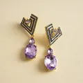 Vue détaillée de boucles d'oreilles dorées géométriques avec cristaux bleus et violets. - Style Tige d'Oreille en Argent / Or avec Violet