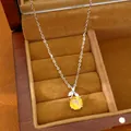 Detailopname van een vintage halsketting met gele zirkoon bloemhanger in doosje - Ketting / Zilver-Geel