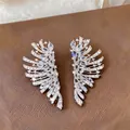 Squisiti orecchini a lobo con ali di zircone dal design lussuoso e alla moda. - Argento