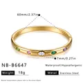 Vista dettagliata del bracciale in acciaio inossidabile con zirconi colorati a cuore - Stile Cuore Goccia d'Acqua Zirconia Colorata (NB-B6647) / Placcato Oro / Oro