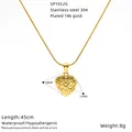 Detailopname van een 18 karaat vergulde hart hanger met fijne reliëfpatronen - Vintage Floraal Reliëf Harthanger (SP1052G) / Slangenketting (ca. 45cm)