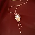 Close-up van elegante 18k goud vergulde zonnestraal ketting met parel op zijde - Verstelbare Zonnestraal Stijl (HN13585) / Goud-Zilver