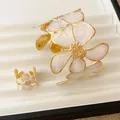 Detail van witte emaille bloemensieradenset met open armband en bijpassende ring - Ring Armband Set / Wit