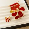 Gedetailleerde opname van luxe rode geëmailleerde bloem open ring en armband set - Ring Armband Set / Rood