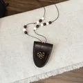 Detail van vintage leren brillenhouder ketting met hartjeshanger en kralen koord. - Ketting-Bruin-Hart