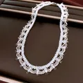 Detail van handgemaakte witte glazen kralenketting met elegant geschulpt patroon - Wit-Waterdruppel