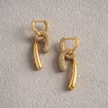 Détail des boucles d'oreilles nœud plaquées or 18 carats avec pavé de zircons - Or