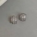 Elegante halbbogenförmige Silberstecker mit funkelnden Zirkonia im Baguette-Schliff - Stil mit Silber-Ohrstecker / Silber