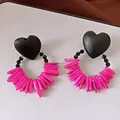 Nahaufnahme der Vintage-Herzohrringe mit leuchtend pinkfarbenen Perlenanhängern und schwarzen Perlen. - Heart Beaded Vintage Style (5#) / Schwarz Rosarot