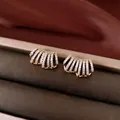 Nahaufnahme von goldenen Vintage-Ohrringen mit mehreren Reihen funkelnder Kristalle - Fan-shaped Multi-row Pave Style (6#) / Gold
