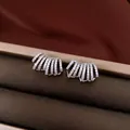 Nahaufnahme von luxuriösen Vintage-Ohrringen mit funkelndem Diamantbesatz und Design - Geometric Pave Stud Earring (7#) / Silber
