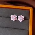 Nahaufnahme von rosafarbenen Blumenohrsteckern mit einem funkelnden Edelstein - Gradient Pink Floral Rhinestone Stud (10#) / Rosa