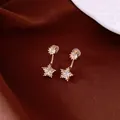 Nahaufnahme eleganter goldener sternförmiger Strass-Ohrringe auf braunem Stoff - Goldener Stern mit Strass-Inlay (16#) / Gold
