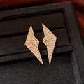Detailansicht goldener geometrischer Ohrstecker mit funkelnden Zirkonia-Kristallen. - Pavé-Strass Geometrische Raute (17#) / Gold