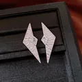 Makro-Detail von Vintage-Ohrsteckern mit funkelnden Diamanten in einer schwarzen Box. - Pavé-Strass Geometrische Raute (18#) / Silber