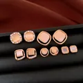 Nahaufnahme von Vintage-Ohrsteckern mit pfirsichfarbenen Katzenaugensteinen und Strass - Geometrischer Katzenaugenstein-Stil (24#) / 10 Paare Set / Gold
