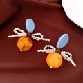 Vintage Bienen-Ohrringe mit orangefarbenen Harzperlen und Perlenflügeln - Bienenform Harzstil (27#) / Blau Gelb Weiß