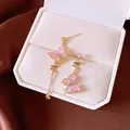 Detailansicht rosa Schmetterling Ohrringe asymmetrisch mit Zirkonia in Geschenkbox - Asymmetrischer Schmetterlingsanhänger-Stil (28#) / Gold Rosa