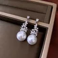 Detailansicht von Vintage-Silberohrringen mit Diamantblumen und großen weißen Perlen - Strass Perlen Cluster Stil (29#) / Silber