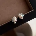 Nahaufnahme von Vintage-Silbernadel-Schleifenohrringen mit bunten Perlen-Clustern - Perlen-Schleifen-Stil (35#) / Silber Bunt